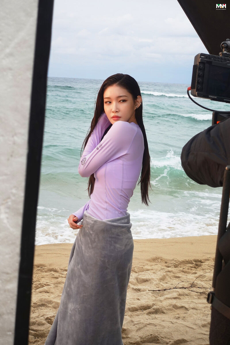 220831 MNH Naver Post - Chungha - BARREL Photoshoot Behind documents 16