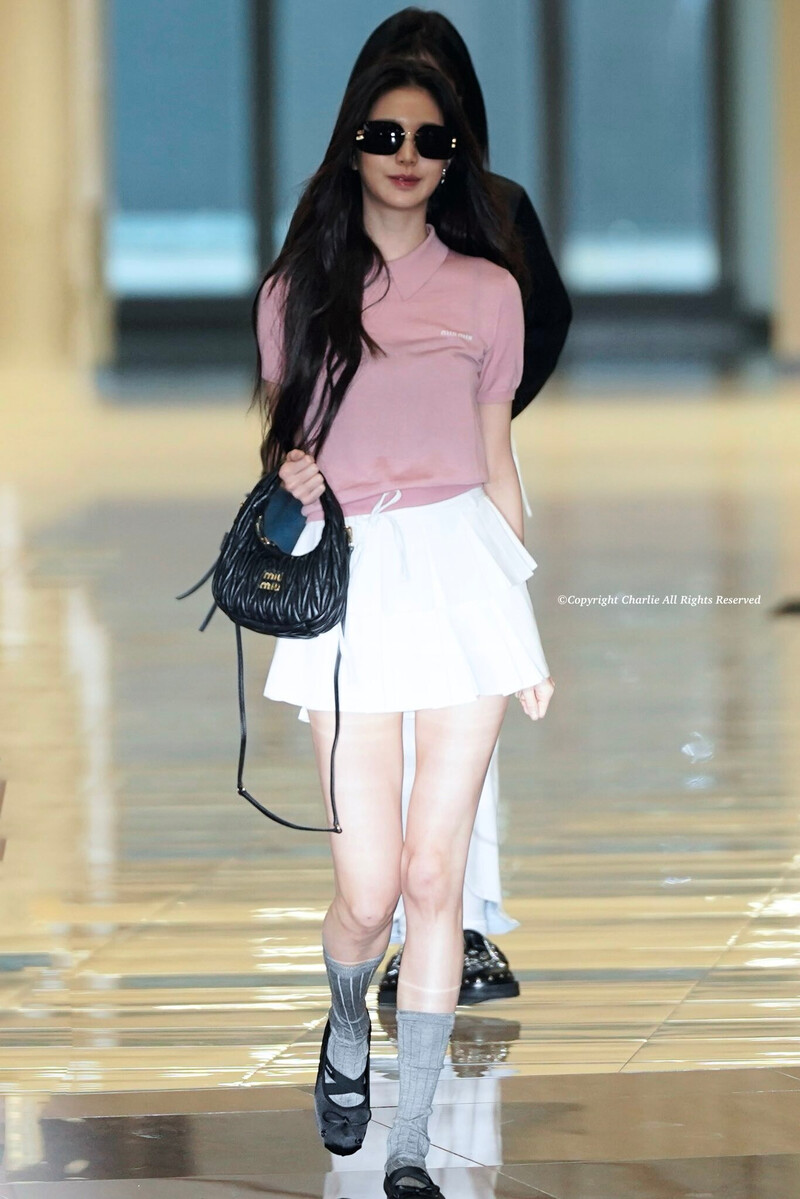 240921 IVE Wonyoung at Gimpo International Airport documents 4