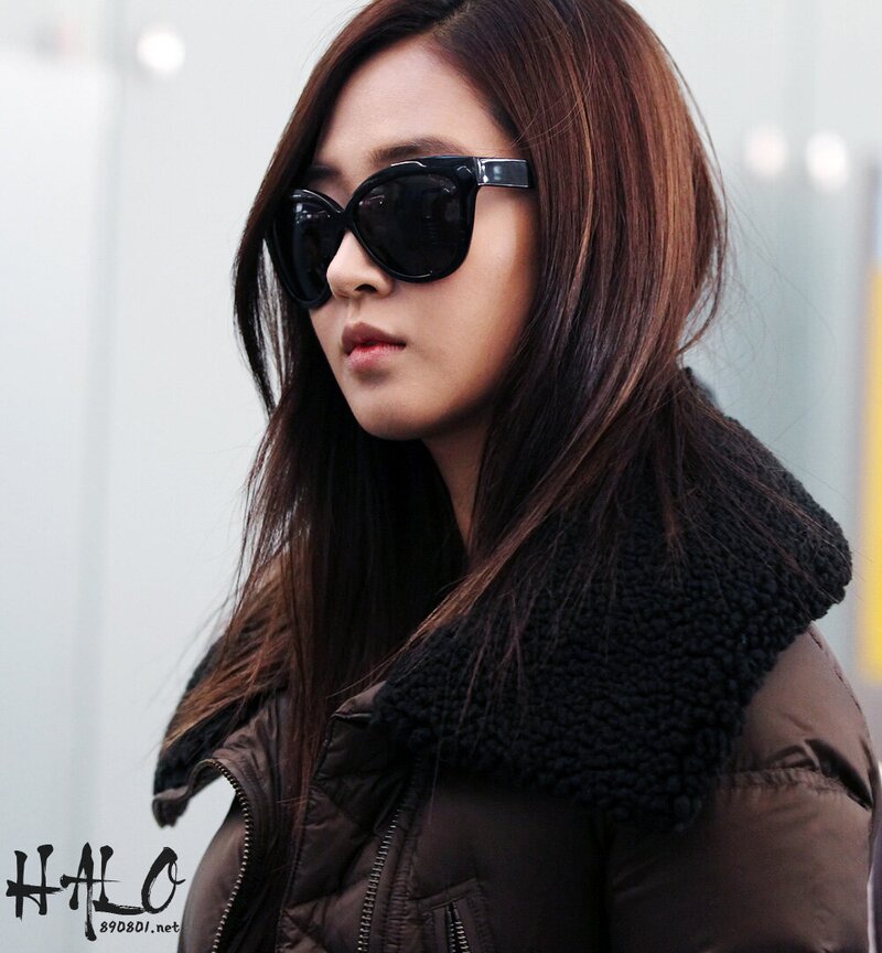 121129 Girls' Generation Yuri at Incheon Airport documents 1