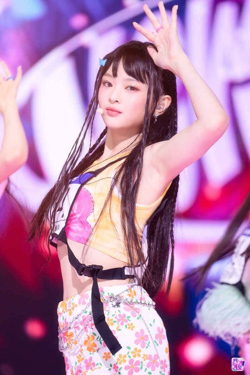 220821 NewJeans Hanni - 'Attention' at Inkigayo documents 28