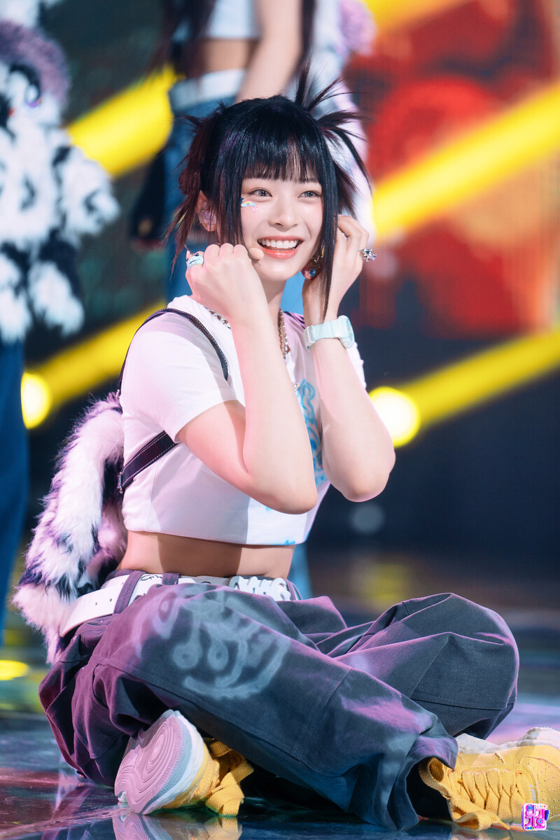 230129 NewJeans Hanni 'OMG' at Inkigayo documents 13