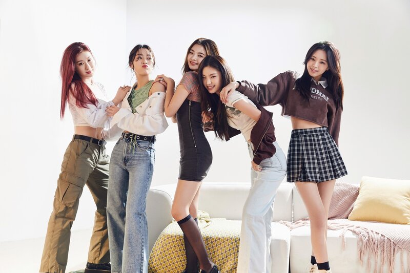 ITZY for H&M 2022 Spring / Summer Collection documents 8