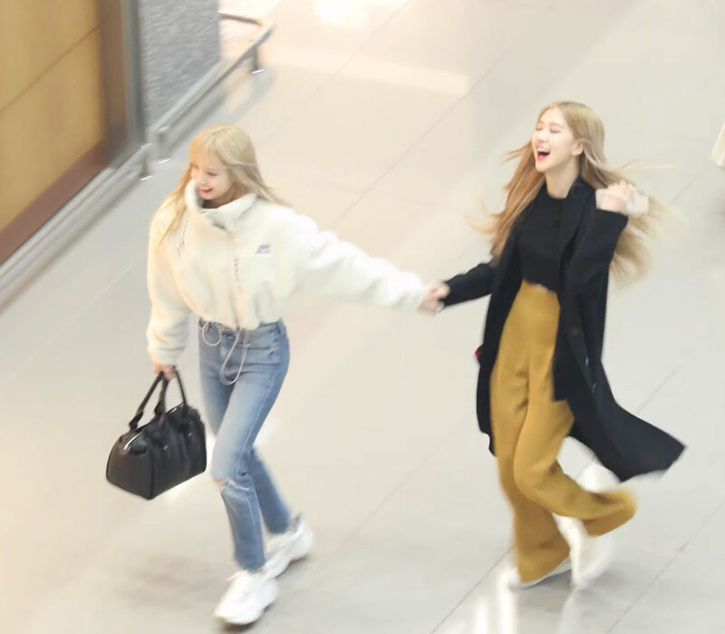 190201 - LISA at Incheon Airport to Philippines documents 4