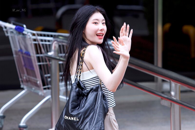 220722 ITZY Chaeryeong - Music Bank Commute documents 2