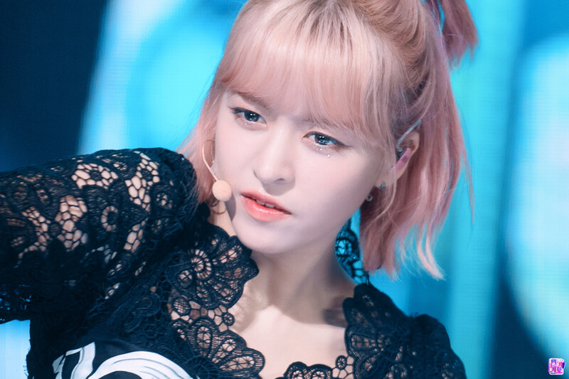 221009 NMIXX Lily - 'DICE' at Inkigayo documents 5