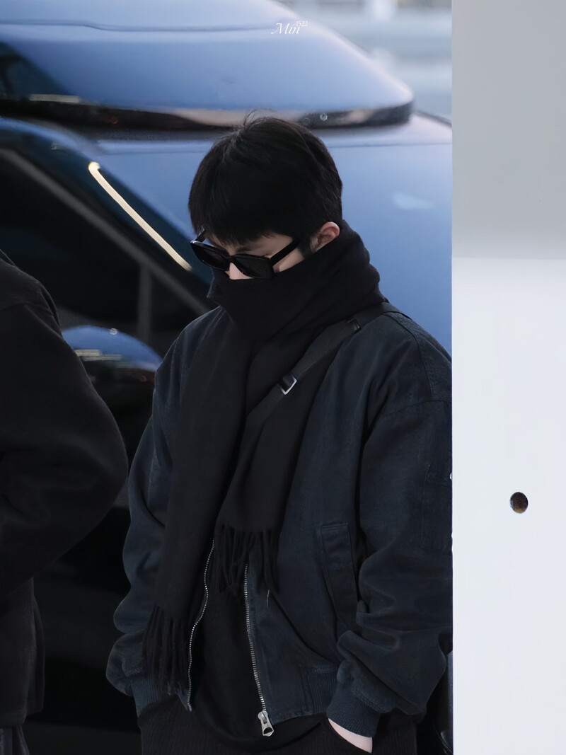 250103 SEVENTEEN Woozi at Incheon International Airport documents 5