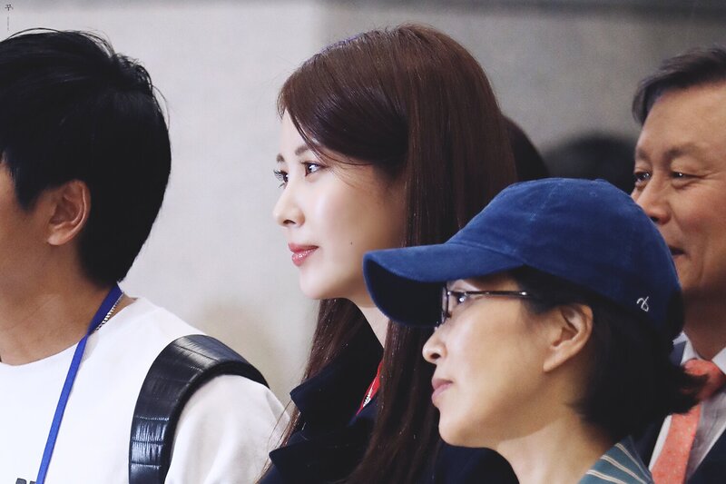 180404 Girls' Generation Seohyun at Incheon Airport documents 6