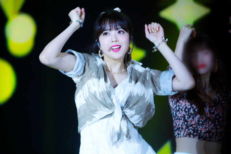 190820 Weki Meki Suyeon at The Show documents 1