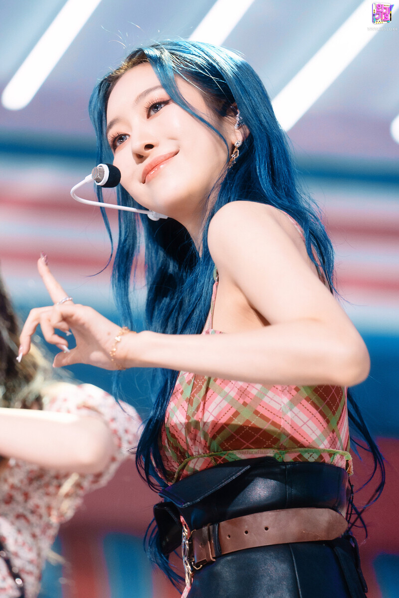 220116 MOMOLAND Jane - 'Yummy Yummy Love' at Inkigayo documents 6