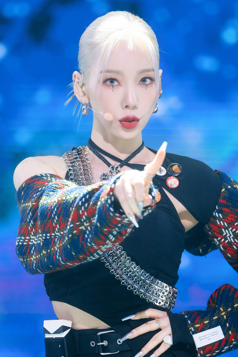 220220 Taeyeon - 'INVU' at Inkigayo documents 4