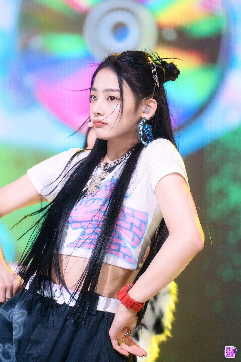 230129 NewJeans Minji 'OMG' at Inkigayo documents 3