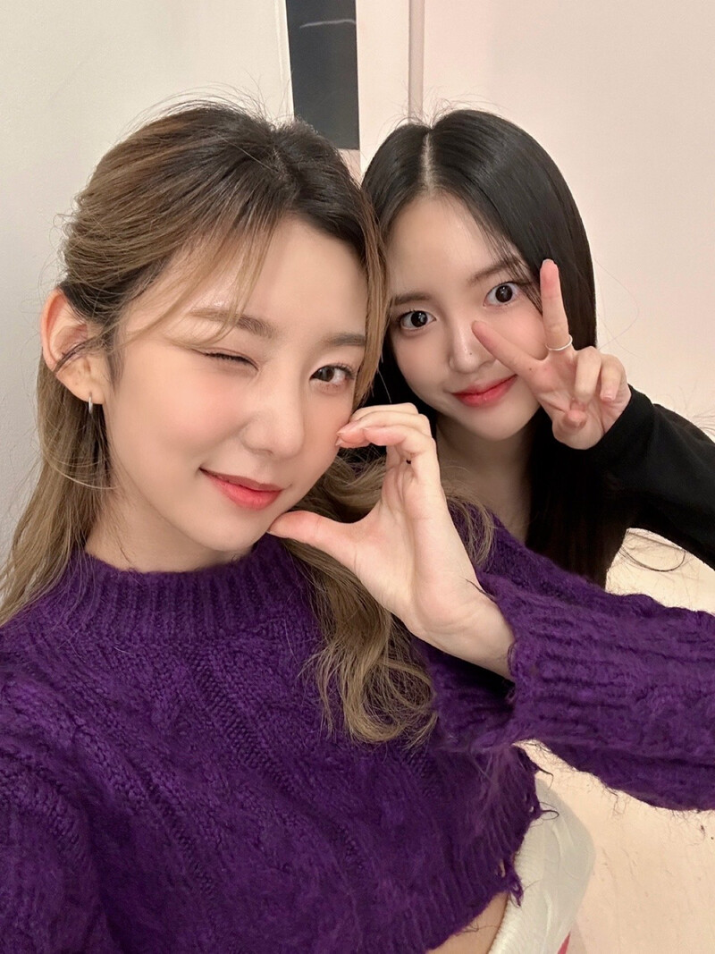 230206 - SEO YUNJU Twitter Update with HAN YEWON documents 1