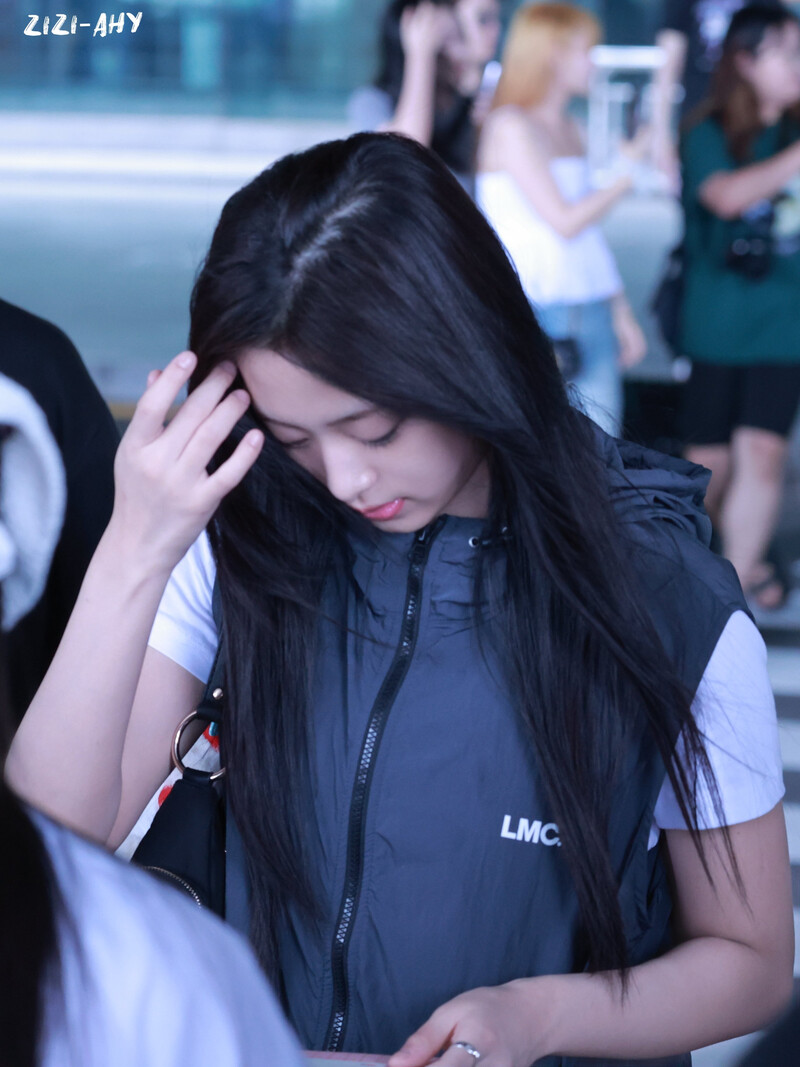 240801 BABYMONSTER Ahyeon at Airport documents 3