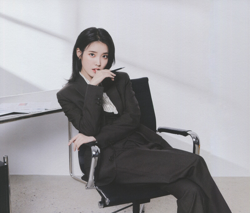 IU - 5th Official ‘UAENA’ Fanclub Kit [SCANS] documents 1