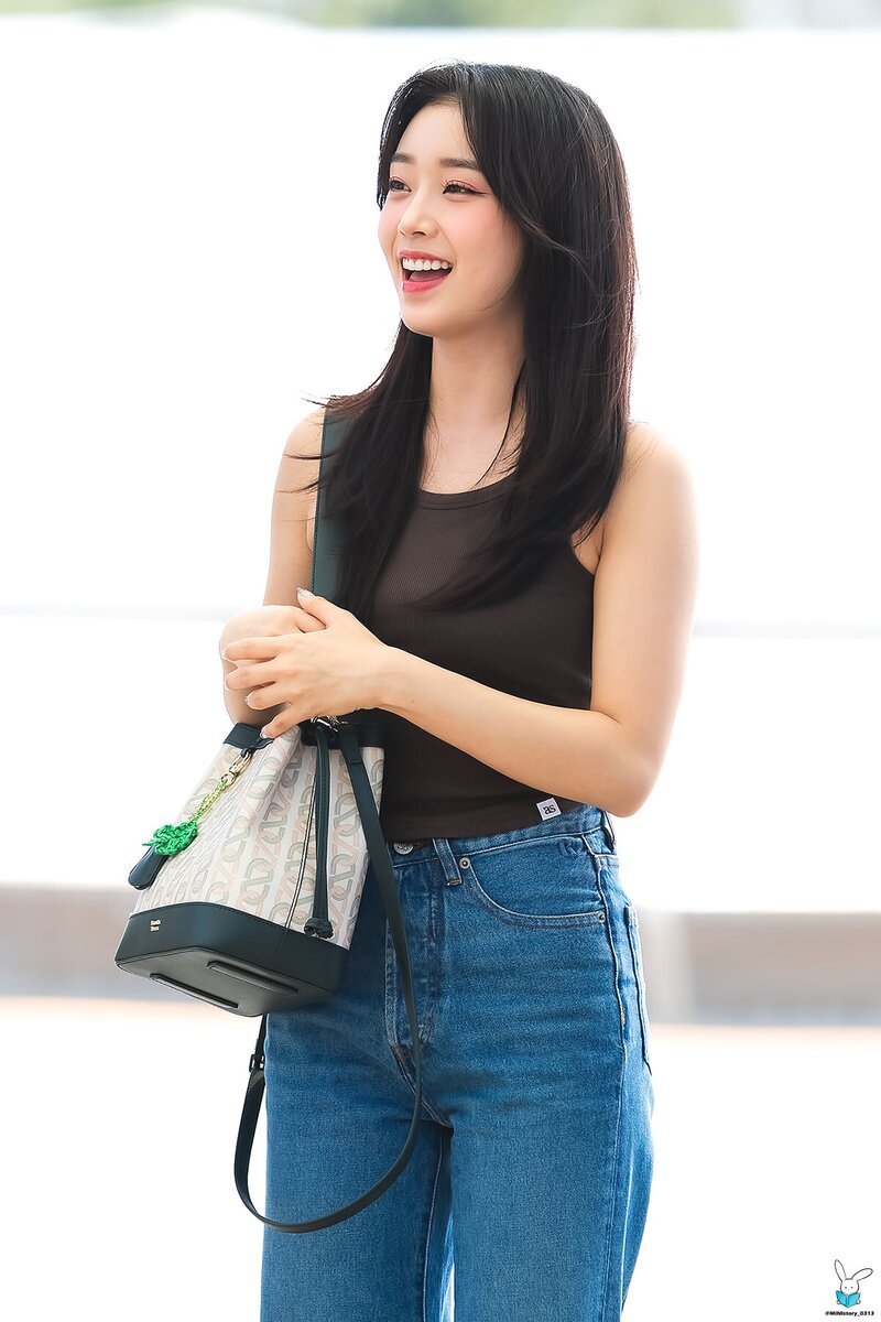 220817 STAYC Sumin at Incheon International Airport departing for KCON USA Tour documents 2