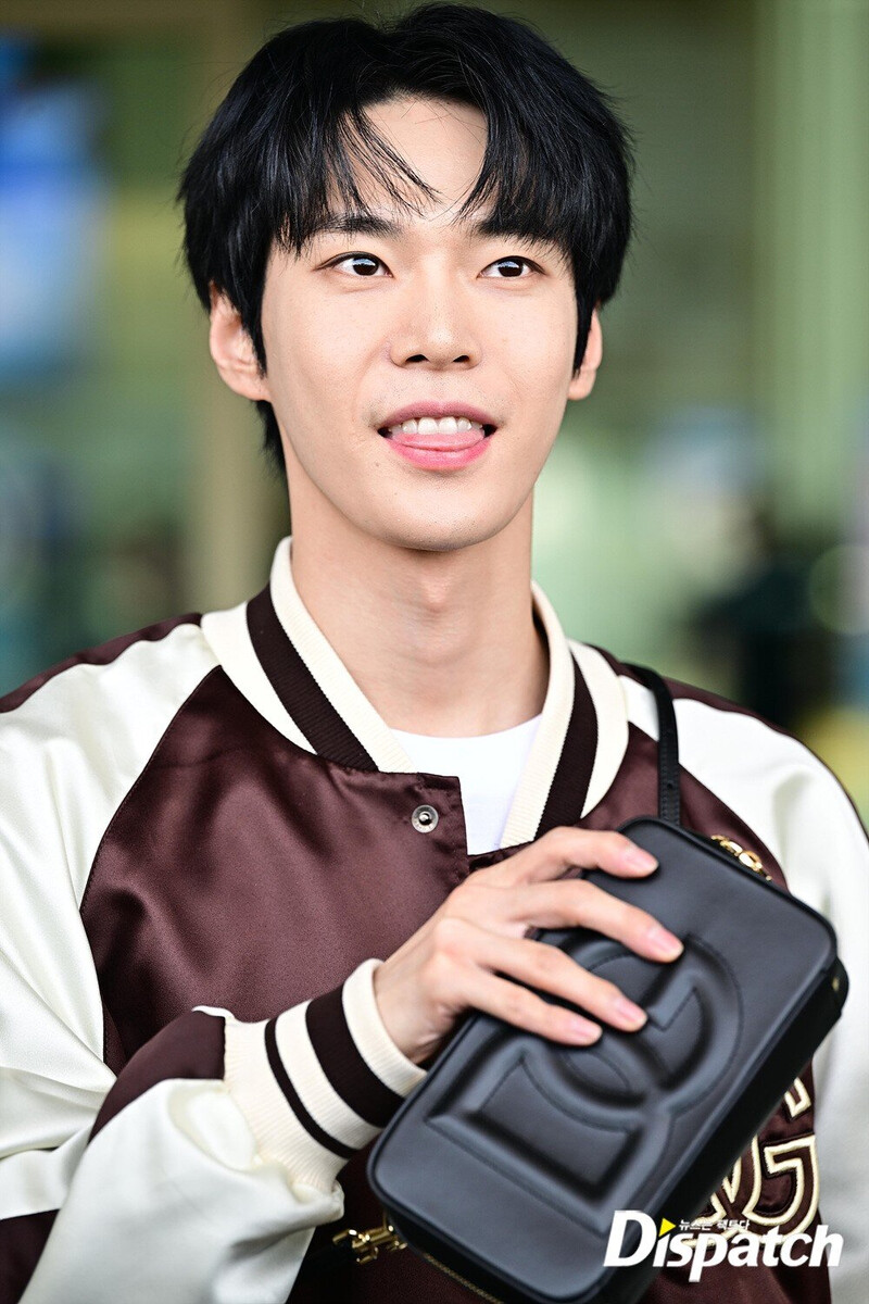 230614 NCT Doyoung at Incheon International Airport documents 3