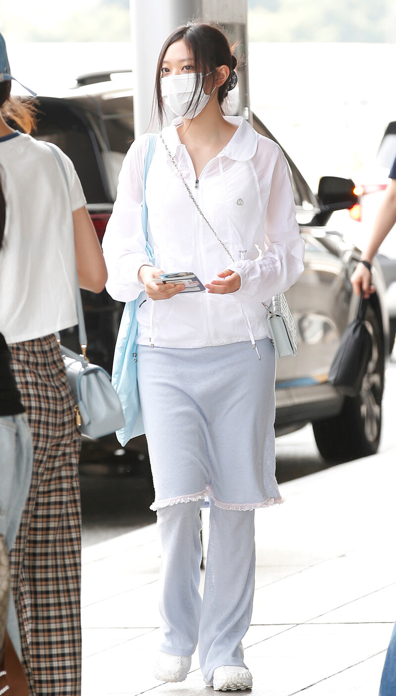 240809 New Jeans Haerin at Gimpo International Airport documents 2