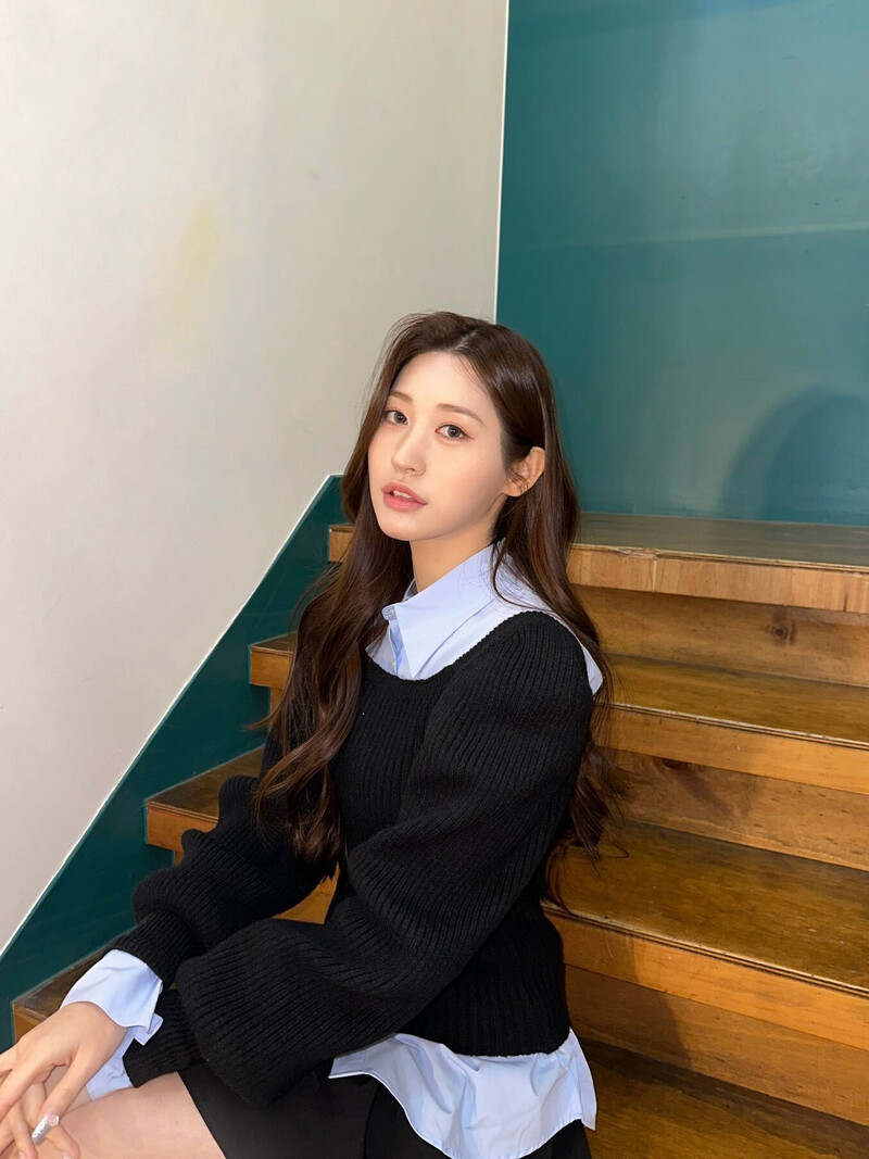 240208 - eite Instagram Update: YUJIN documents 2