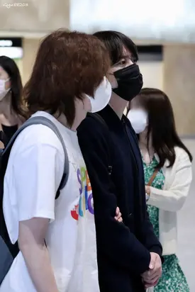 220405 SUPER JUNIOR Heechul and Kyuhyun at Narita Airport