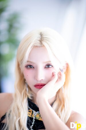 221016 (G)I-DLE Soyeon - 2022 World Tour in Singapore Photoshoot by Dispatch