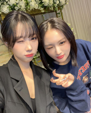 221023 Dreamcatcher Handong Instagram Update with Siyeon