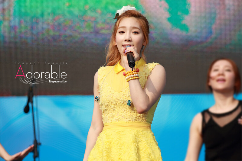 130525 Girls' Generation Taeyeon at Kyungbok High School Festival documents 29