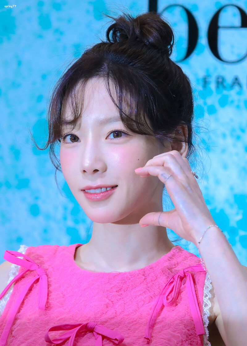 230330 Taeyeon - Benefit Pop-up Store Event documents 22