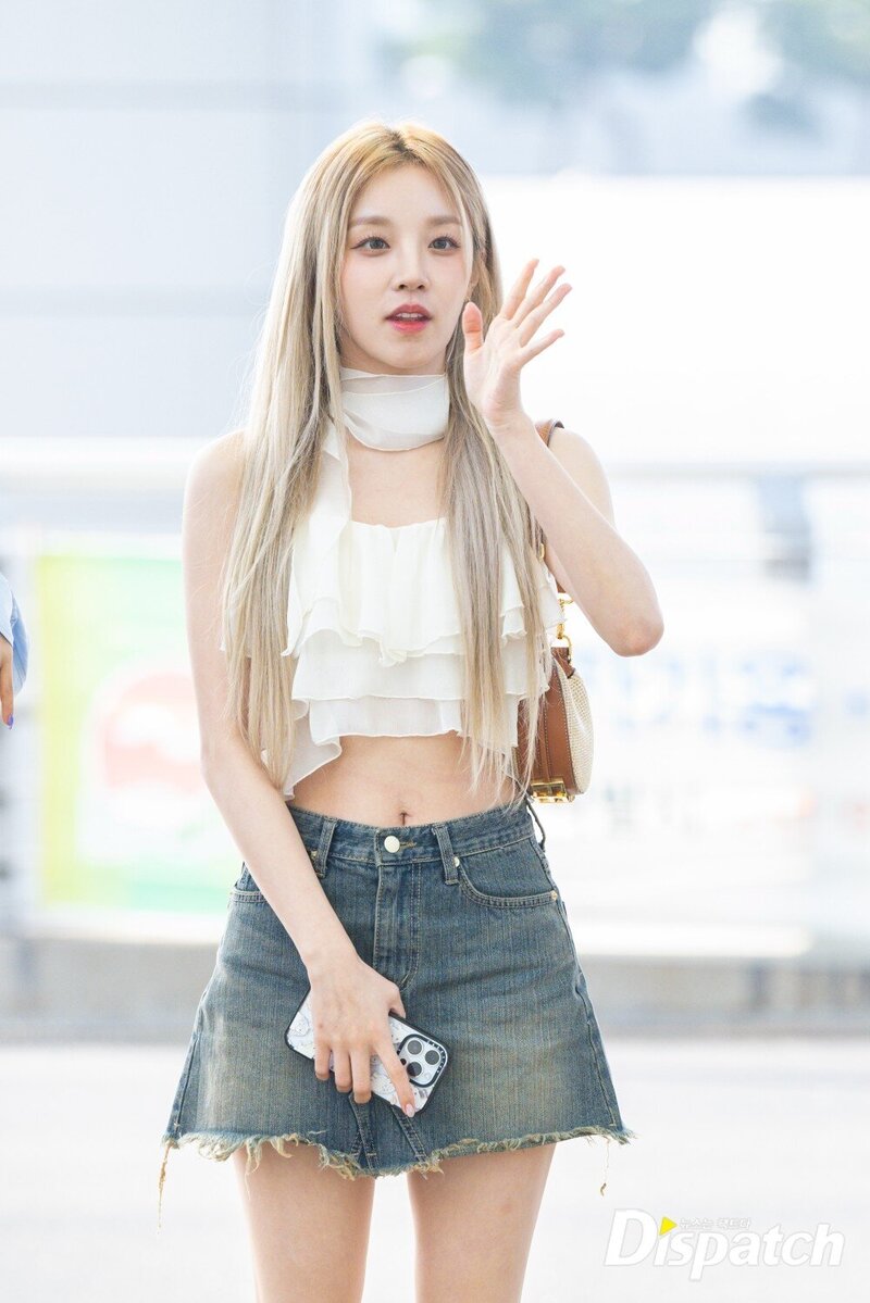 230609 (G)I-DLE Yuqi at Incheon International Airport documents 3