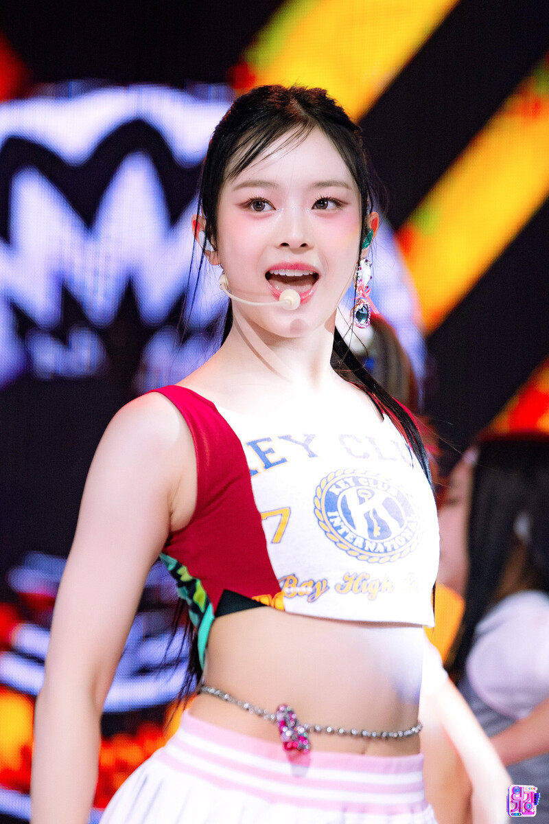 230806 NewJeans Hanni - 'Super Shy' at Inkigayo documents 2