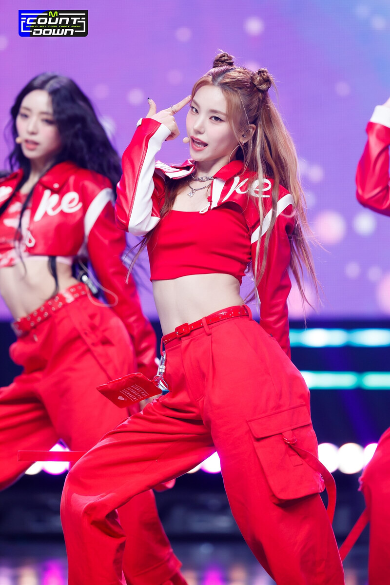 230810 ITZY Yeji - 'CAKE' at M COUNTDOWN documents 5