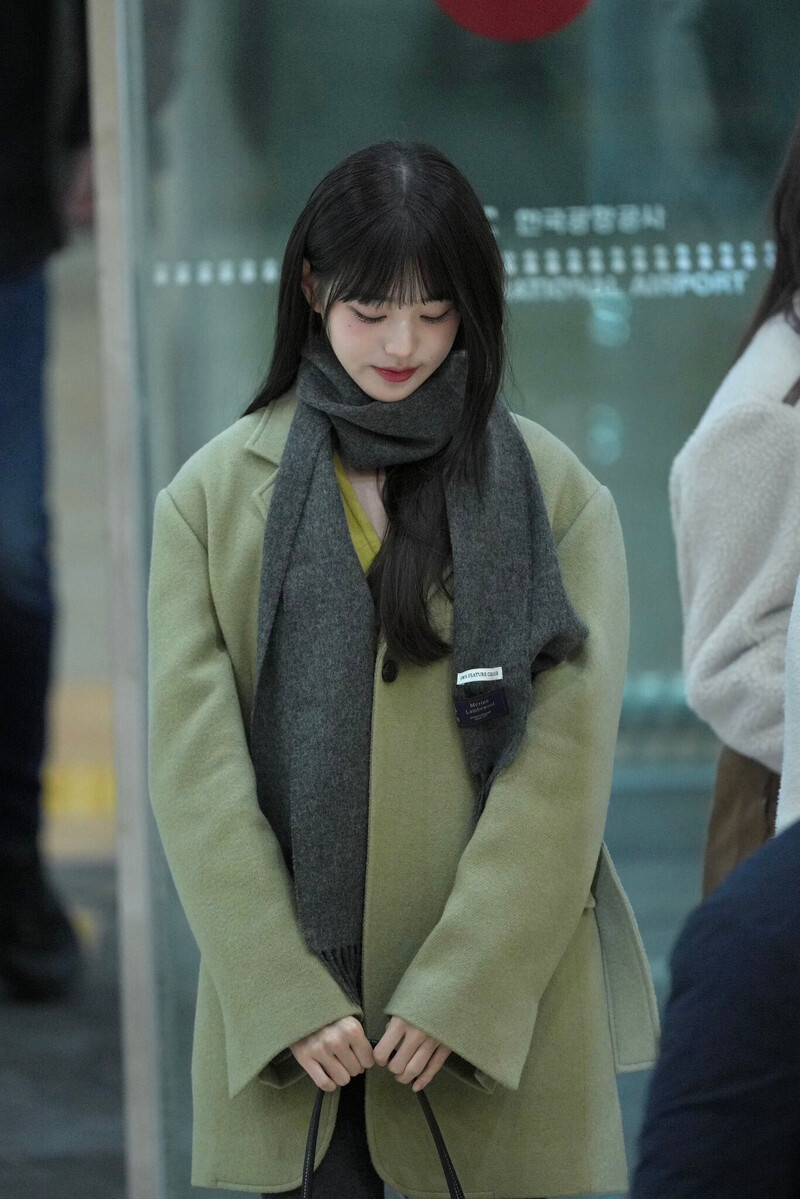 231114 IVE's Wonyoung at Gimpo International Airport (GMP) documents 5