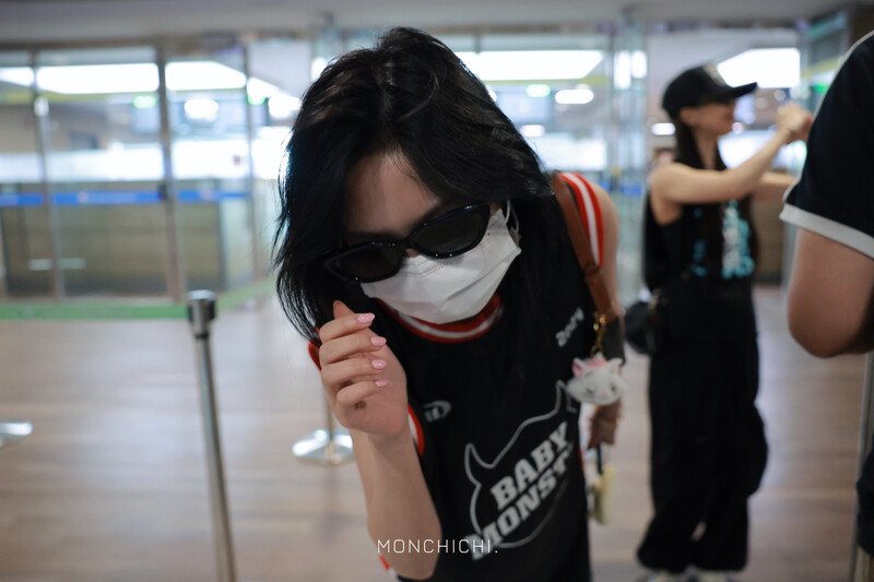 240801 BABYMONSTER Chiquita at Airport documents 6