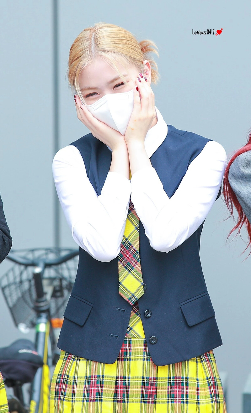 210422 ITZY Ryujin on the way to film Knowing Brothers documents 8