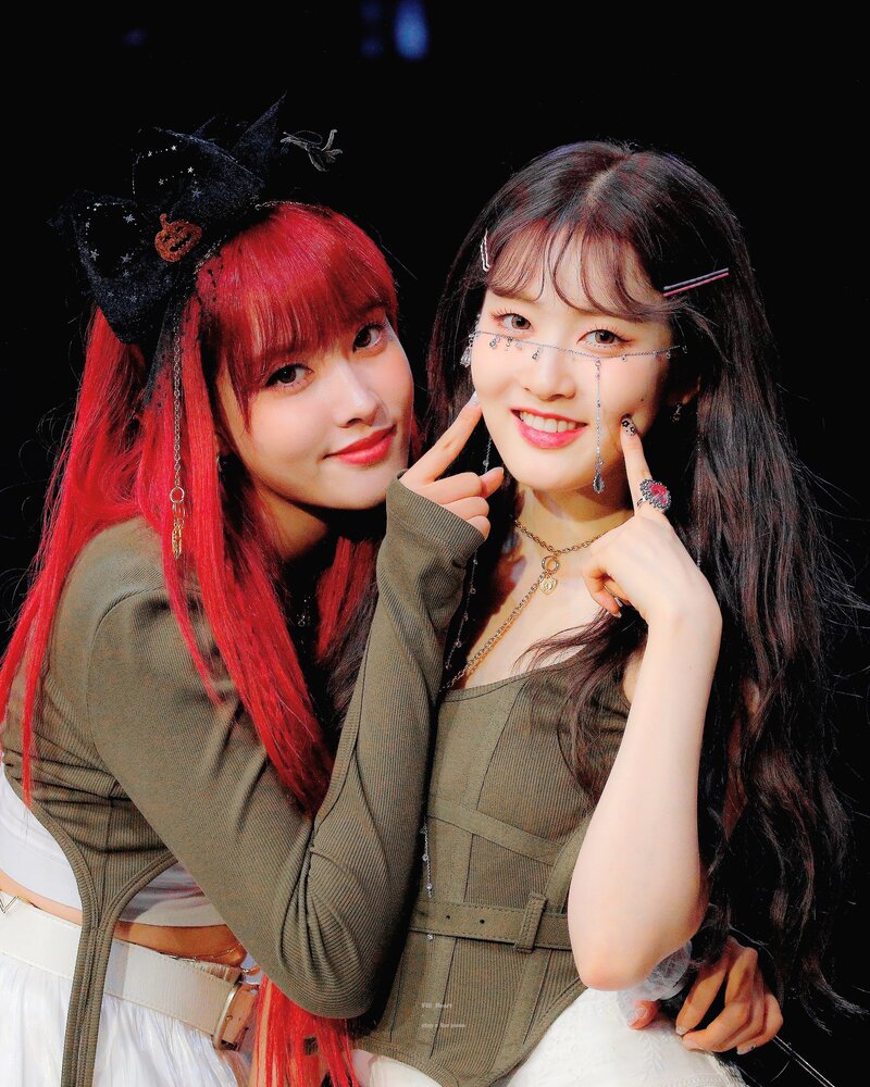 220806 STAYC Sieun & Yoon at Everline Fansign | kpopping