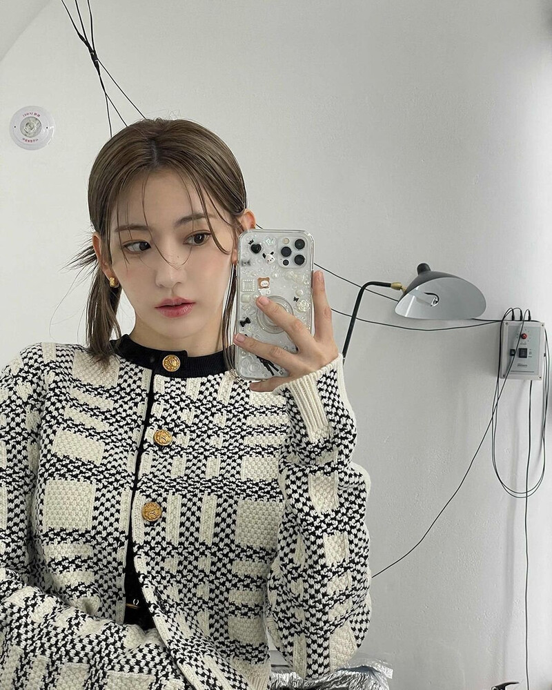 221023 LE SSERAFIM Sakura Instagram Update documents 3