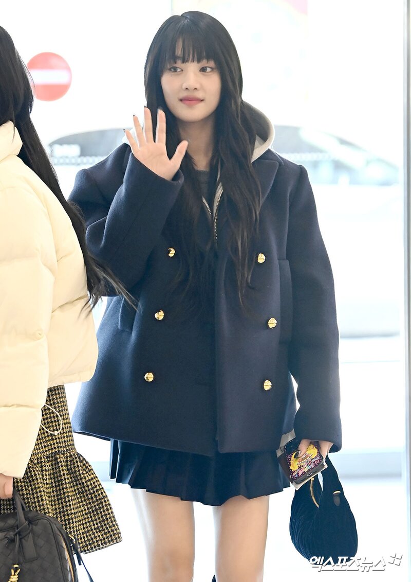 231125 (G)I-DLE Minnie at Gimpo International Airport documents 5