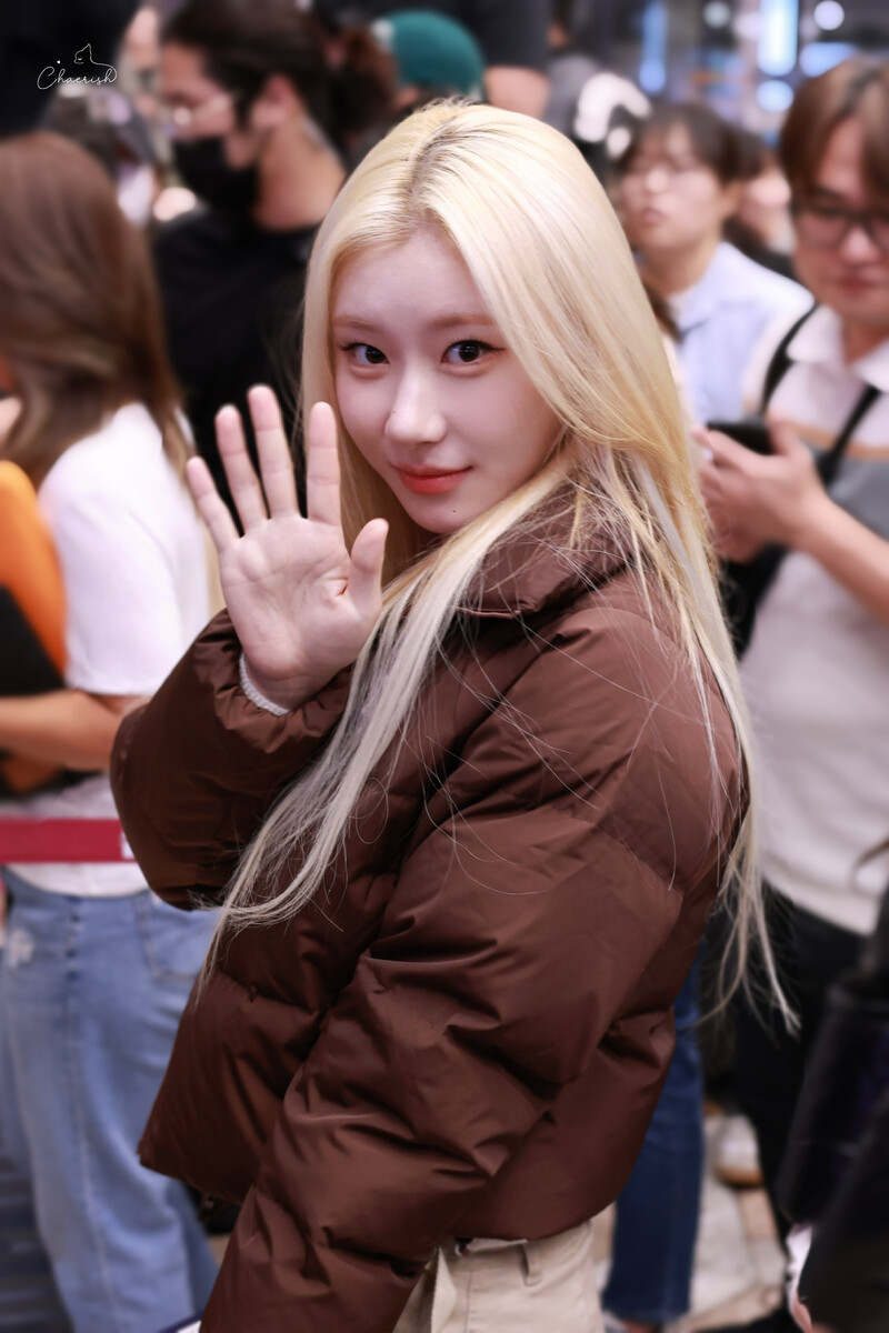 241013 ITZY Chaeryeong at Gimpo International Airport documents 2