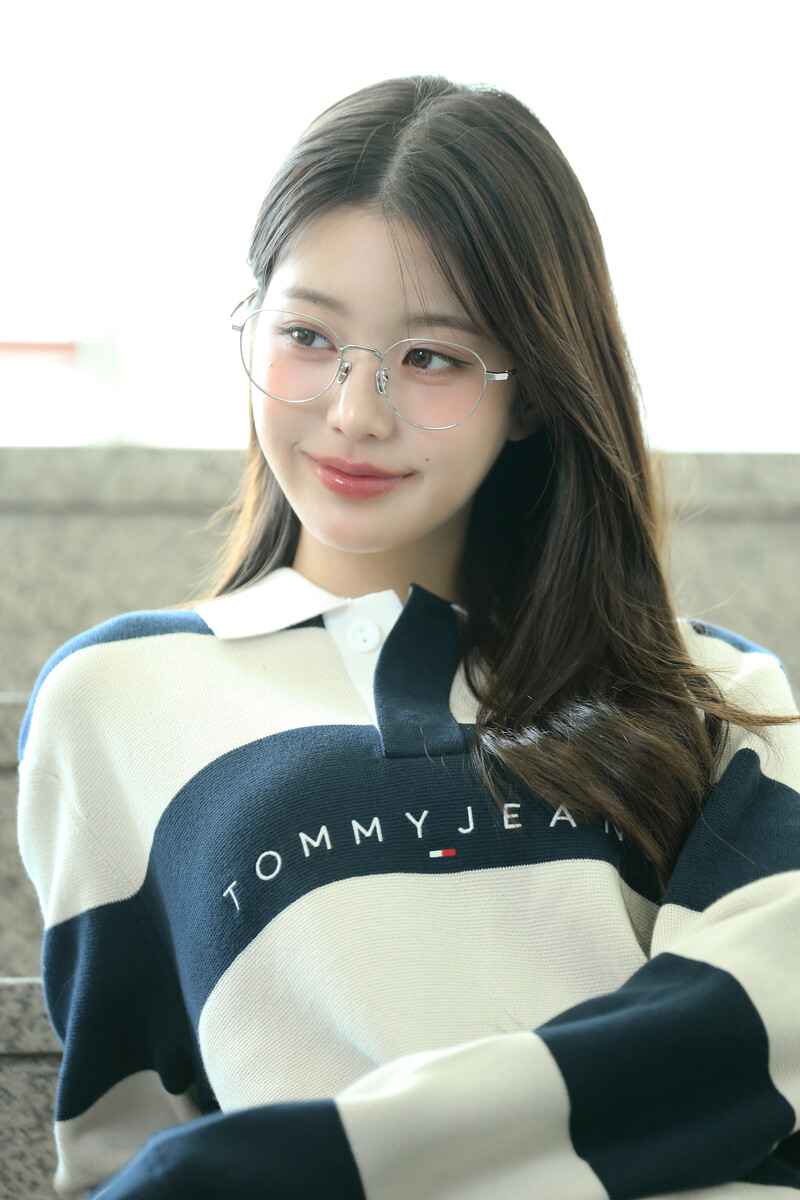 241009 Starship Entertainment Naver Post with IVE Wonyoung - Tommy Jeans Photoshoot Behind documents 1