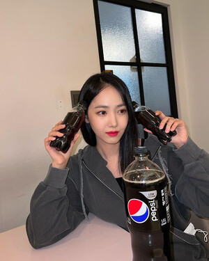 211122 VIVIZ SinB Instagram Update