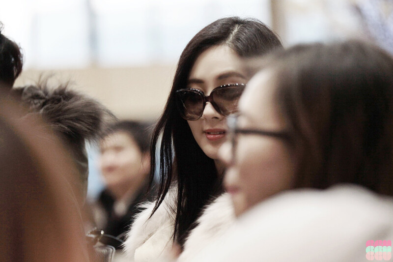 150115 Girls' Generation Seohyun at Gimpo Airport documents 3