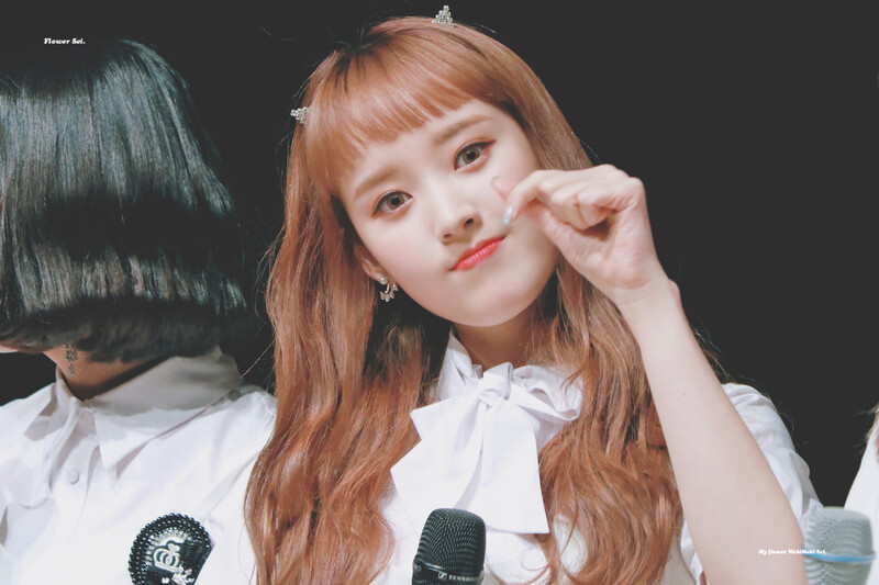 180817 Weki Meki Sei at 'Lucky' Fansign documents 1