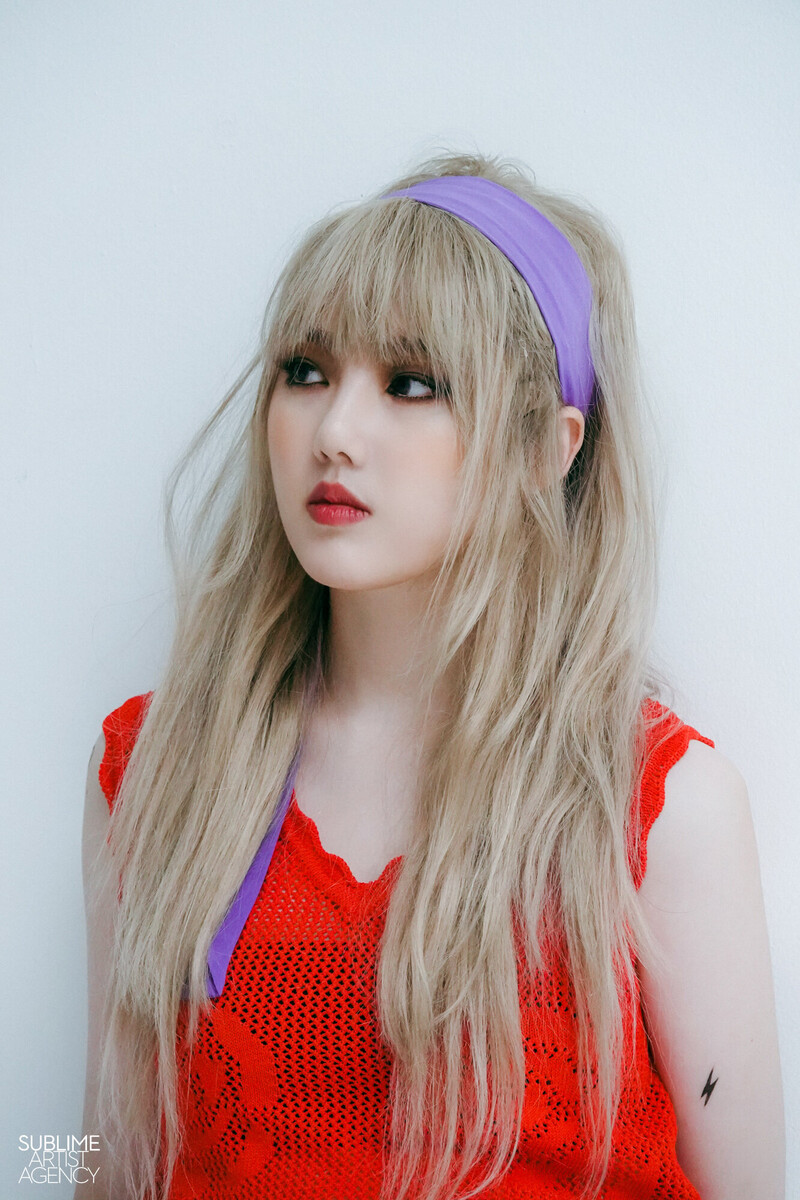 210818 SAA Naver Post - Yerin's First Look Magazine Behind documents 21