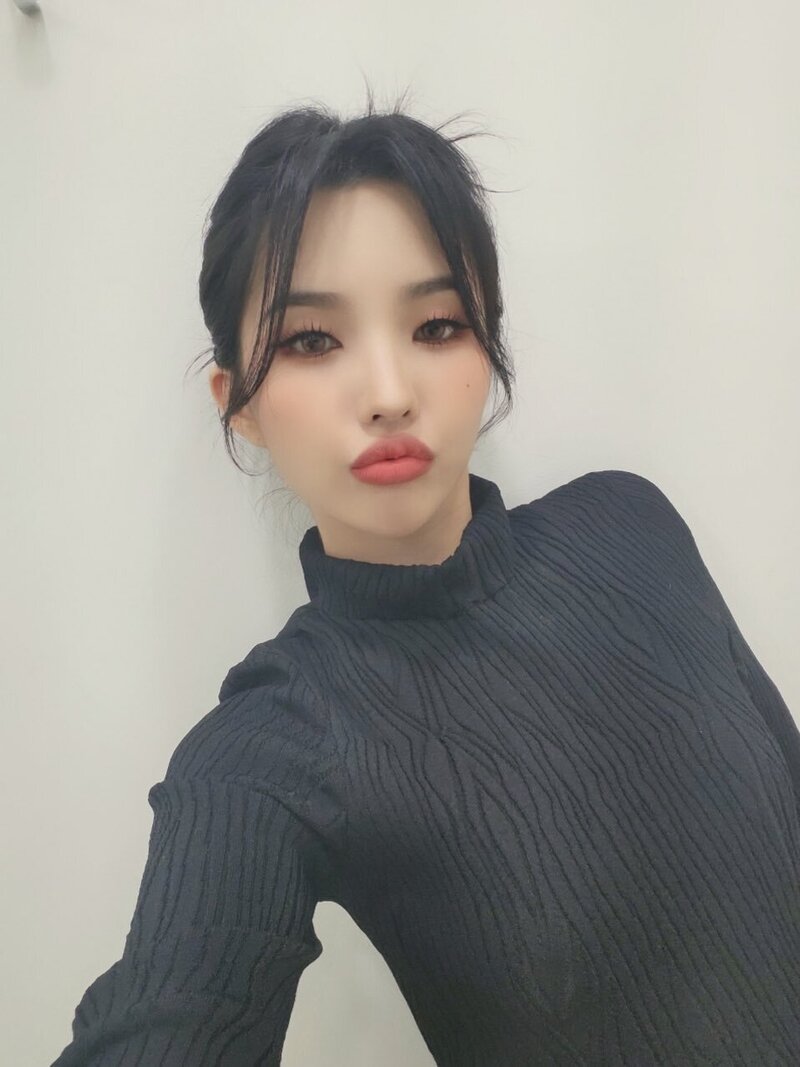 220227 (G)I-DLE Twitter Update - Soyeon documents 1