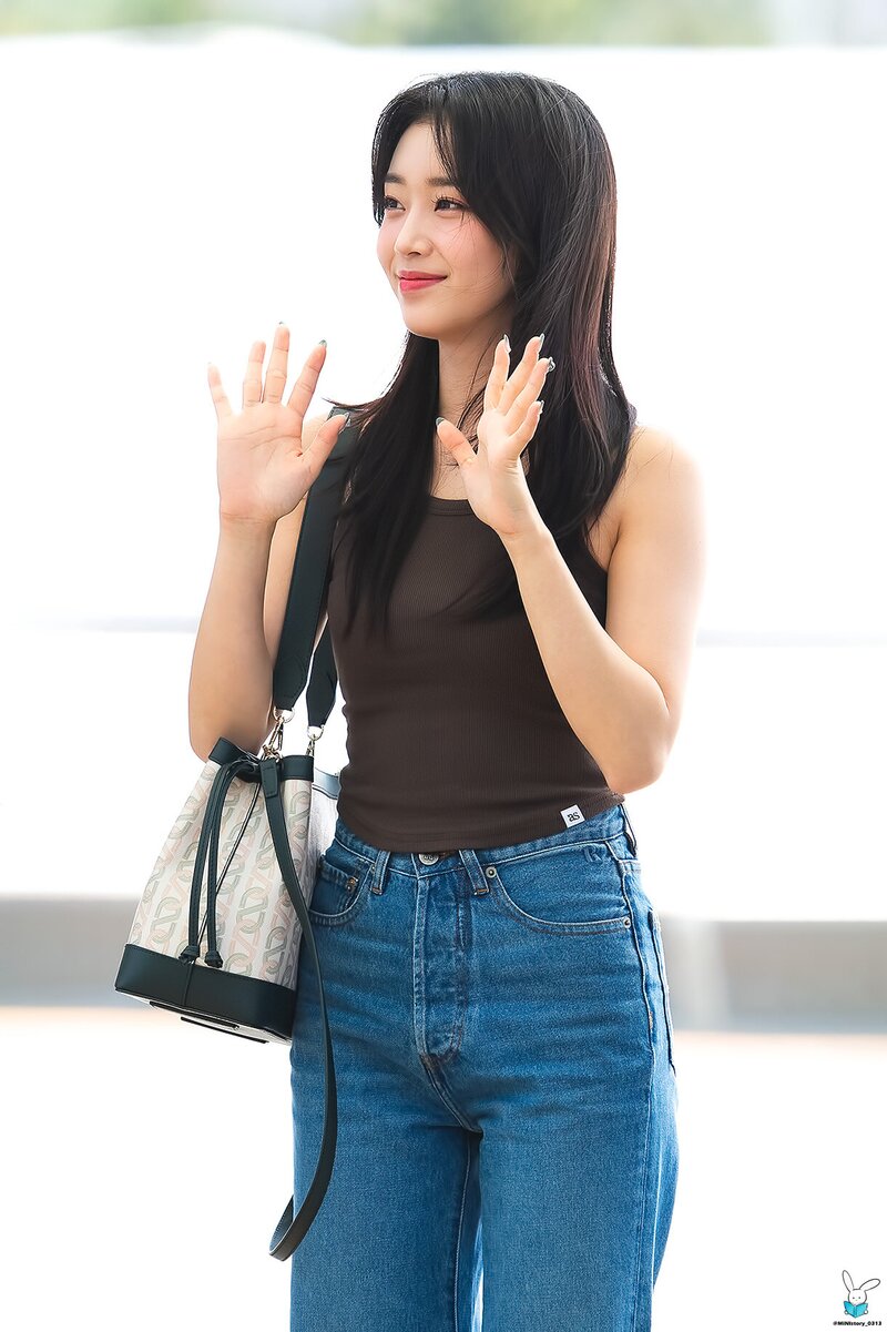 220817 STAYC Sumin at Incheon International Airport departing for KCON USA Tour documents 3