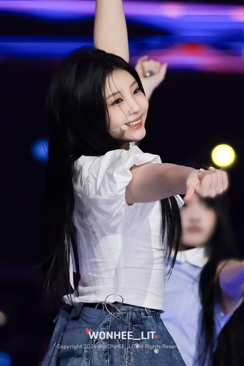 240602 ILLIT Wonhee at K-Wave Concert Inkigayo documents 5