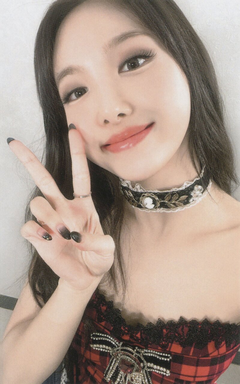 TWICE - 4th World Tour 'III' in Seoul DVD [SCANS] documents 1