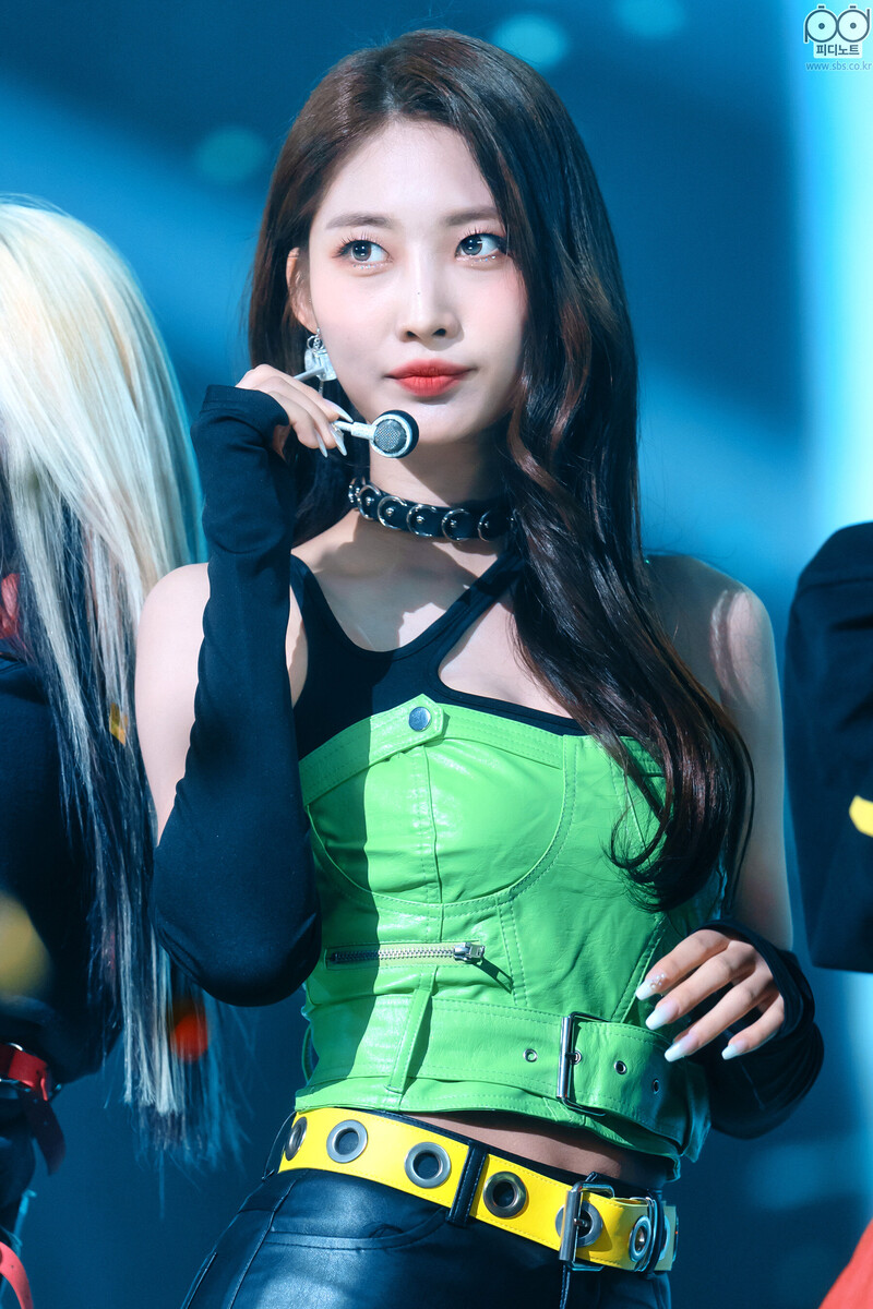 211205 EVERGLOW - 'Pirate' at Inkigayo documents 9