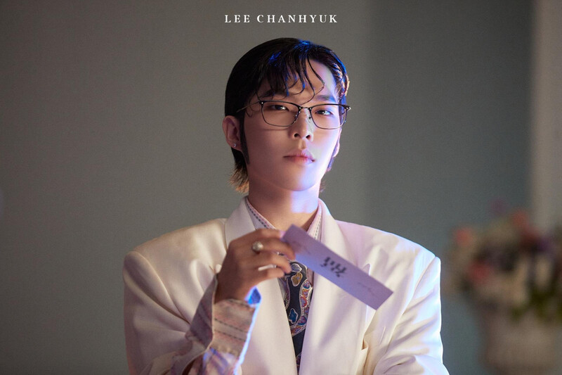 240115 AKMU Weverse - CHANHYUK '1 Trillion' Behind Photos documents 1