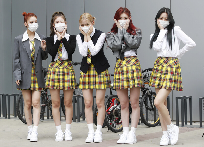 210422 ITZY on their way to film Knowing Brothers documents 15