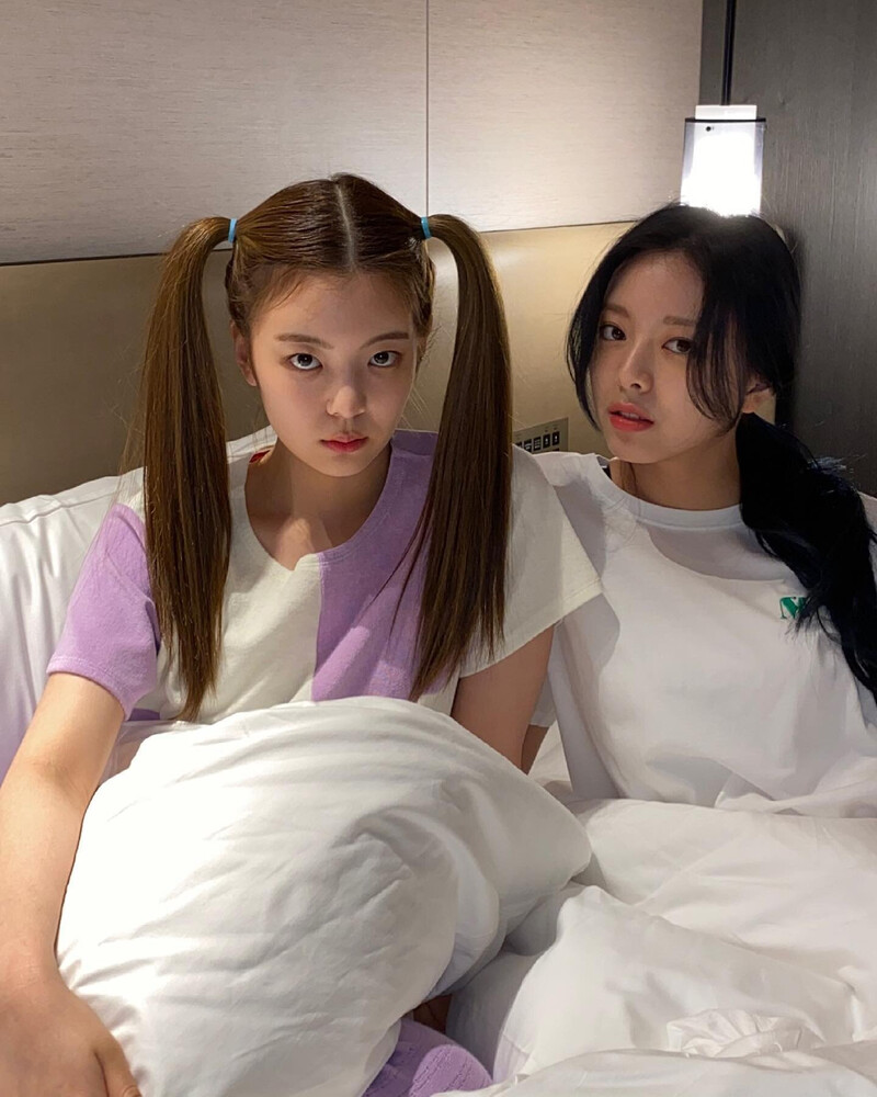 210609 ITZY Instagram Update - Lia & Yuna documents 1